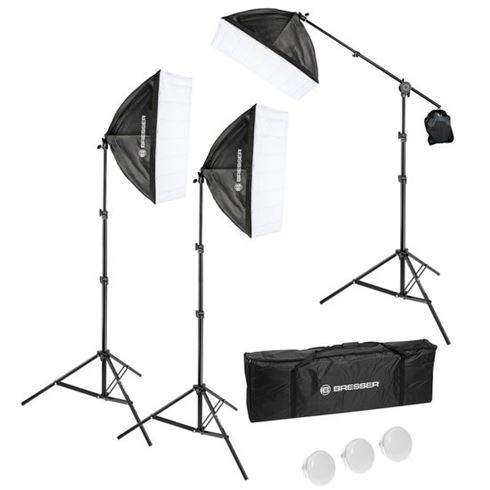 Daglichtset met drie statieven waarvan een met boomarm, drie softboxen en drie 50W LED-lampen. Handige interview-kit voor op locatie. Tas inbegrepen.