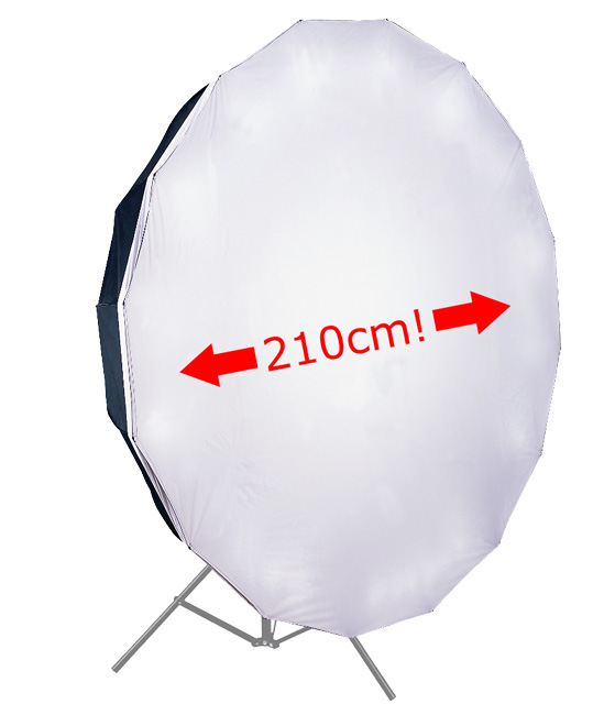 Extra grote softbox (diameter 210 cm). Met 16 baleinen, daardoor vrijwel rond. Kan ook als reflectieparaplu worden gebruikt.