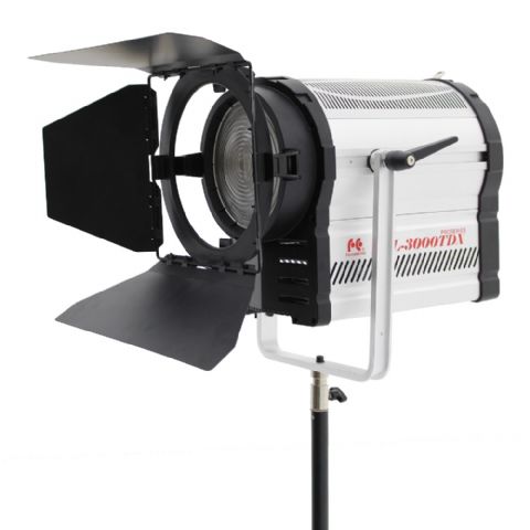 300 Watt Fresnel LED-lamp. Lichtopbrengst: 58500 LUX (Focus) / 8660 (Flood) op 1 meter