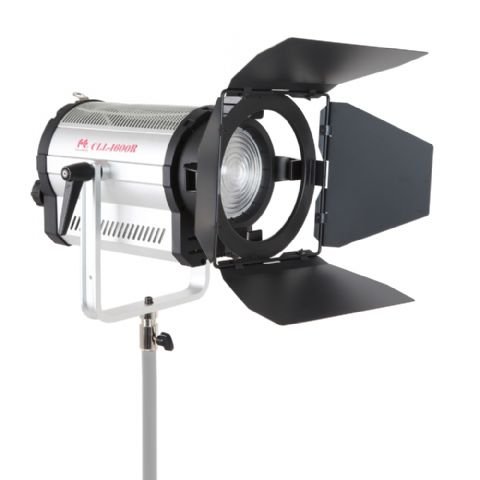 160 Watt Fresnel LED-lamp. Lichtopbrengst: 35300 LUX (Focus) / 4150 (Flood) op 1 meter. Kleurtemperatuur 3200K. Incl. afstandsbediening.