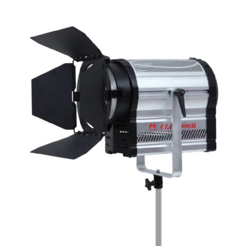 300 Watt Fresnel LED-lamp. Lichtopbrengst: 81900 LUX (Focus) / 6920 (Flood) op 1 meter. Kleurtemperatuur 3200K. Incl. afstandsbediening.