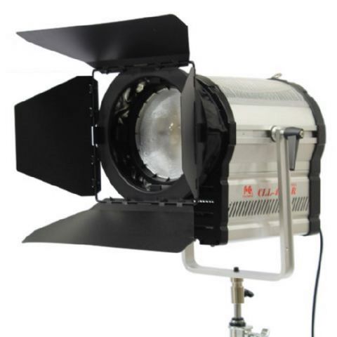 480 Watt Fresnel LED-lamp. Lichtopbrengst: 80500 LUX (Focus) / 12000 (Flood) op 1 meter. Kleurtemperatuur 3200K. Incl. afstandsbediening.