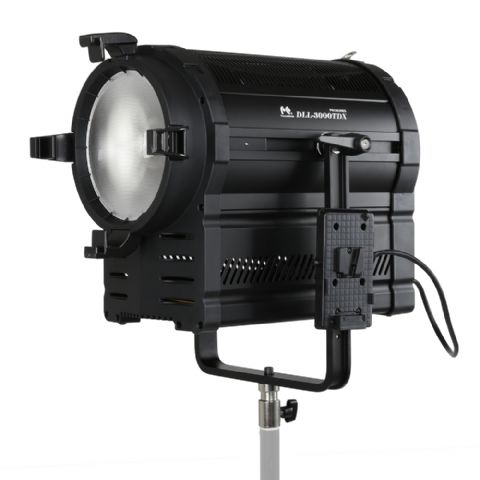 300 Watt Fresnel LED spot lamp. Lichtopbrengst: 54700 LUX op 1 meter. Kan ook op accu werken.