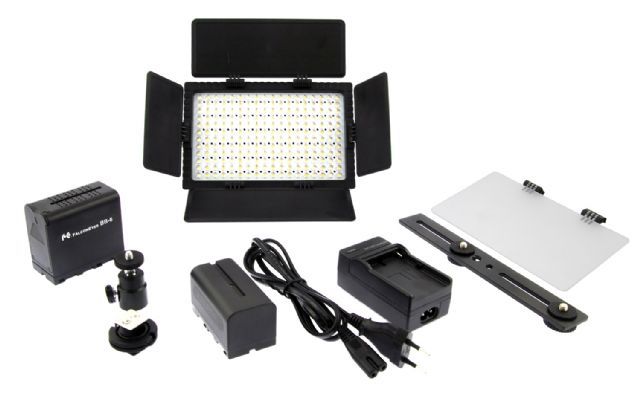 Voor foto en video, met 216 LED's. Traploos instelbaar vermogen en aanpasbare kleurtemperatuur. Incl. accu's en lader.<br />Lichtopbrengst op 1 meter: 1700 LUX” width=”164″ height=”164″ />Voor foto en video, met 216 LED’s. Traploos instelbaar vermogen en aanpasbare kleurtemperatuur. Incl. accu’s en lader.<br />Lichtopbrengst op 1 meter: 1700 LUX</p>
<h3>Prijs: €EUR 110,00</h3>
<p><span style=