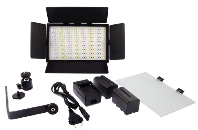 Voor foto en video, met 384 LED's. Traploos instelbaar vermogen en traploos aanpasbare kleurtemperatuur. Incl. accu's en lader