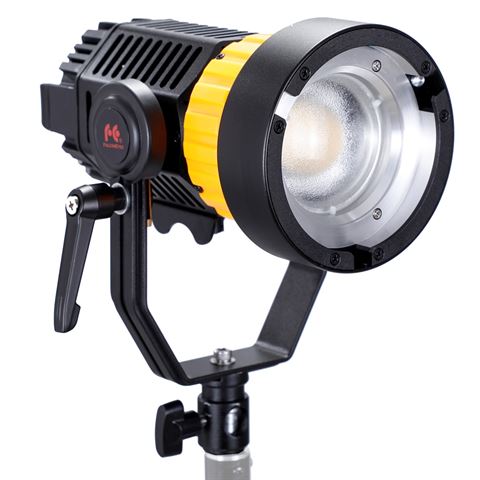 Compacte LED-fresnel lamp, 120 Watt. Lichtopbrengst: 19900 LUX (Focus) / 7150 (Flood) op 1 meter