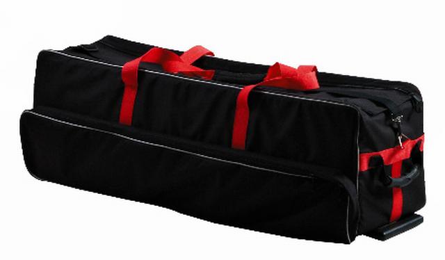 Binnenmaat: 94 x 26 x 28 cm. Ruime gevoerde tas met wieltjes, voor vervoer van een hele flitsset.