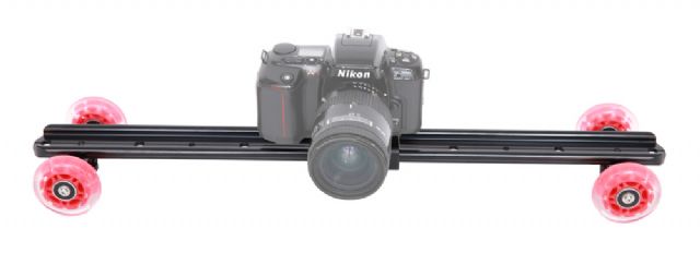 Sterk aluminium camera-wagentje met geïntegreerde slider. Hiermee kun je gemakkelijk vloeiende opnames maken. Rechtuit, maar ook in een (instelbare) cirkelvorm. Met draagtas.
