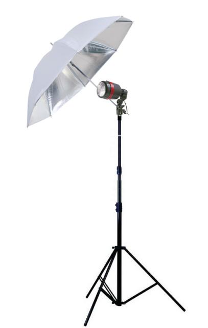 Set met regelbare slaveflitser (120 Ws) die reageert op  ander flitslicht,  statief (205cm), lamphouder en witte paraplu (ø70cm)