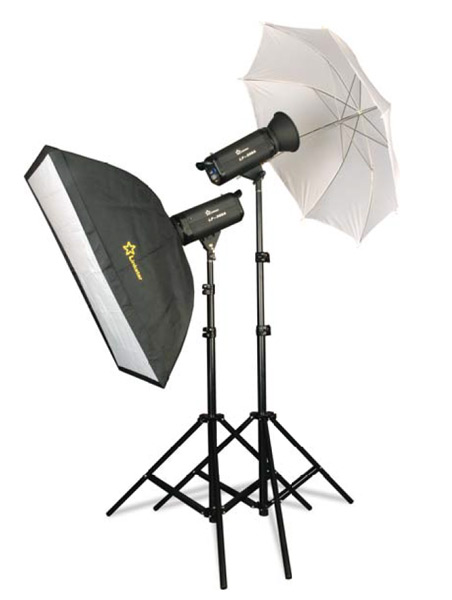 Professionele studioflitsset met 1000 Ws vermogen en LCD display waarop het ingestelde vermogen af te lezen is. Met softboxen en statieven.