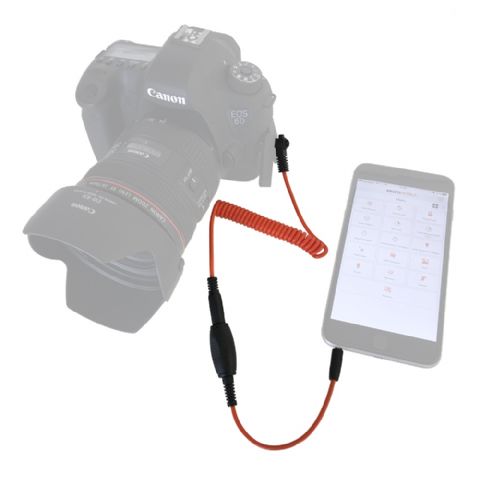 Kabel verbinding tussen camera en smartphone, om de camera m.b.v. diverse smartphone sensoren foto's te laten maken.