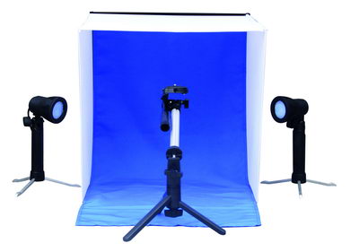 Voordelige starterskit met 50 x 50 cm fototent, twee 50W lampen, statief en achtergronden in wit en blauw